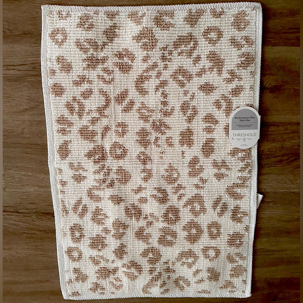 Leopard Print Bath Mat brand new unused
20 in x 30 in